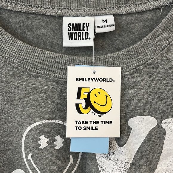 Women's SmileyWorld Love Above All Graphic Sweatshirt Gray M Smiley Company NWT - Picture 9 of 13